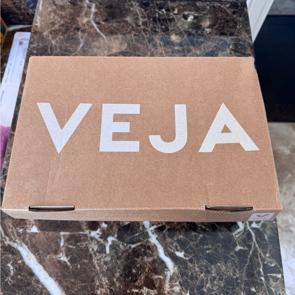 Veja Ladies White Sneakers new in box never worn - Picture 4 of 4